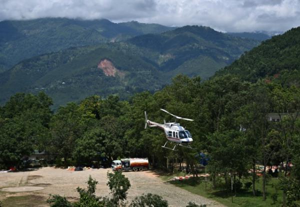 Un hélicoptère décolle d'un camp à Trishuli Bazar, Népal, le 5 septembre 2026