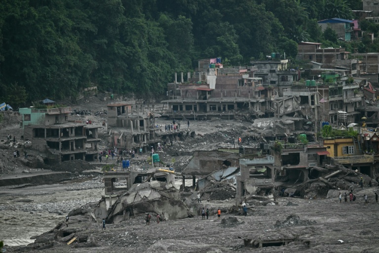 Des maisons endommagées et couvertes de boue au lendemain de crues soudaines à Trishuli, dans le district de Nuwakot, le 6 septembre 2026 au Népal