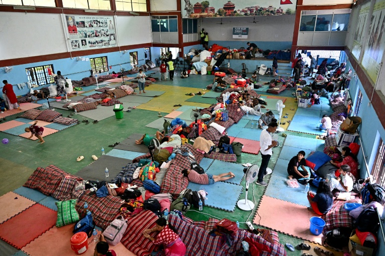 Des rescapés des crues soudaines se reposent dans un centre d'accueil à Devighat, dans le district de Nuwakot, le 6 septembre 2026 au Népal