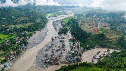 Des maisons submergées par la boue à la suite d'inondations soudaines à Devighat, dans la commune de Bidur, au confluent des rivières Trishuli et Tadi, dans le district de Nuwakot au Népal, le 27 août 2026