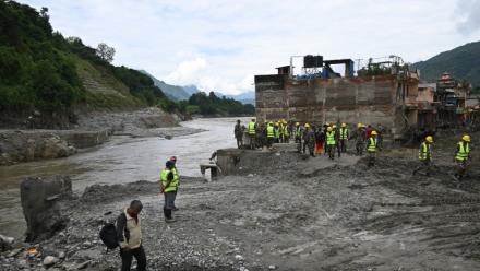 Des membres de l’armée népalaise se préparent à construire un pont au-dessus de la rivière Trishuli à Devighat, dans le district de Nuwakot au Népal, le 3 septembre 2026