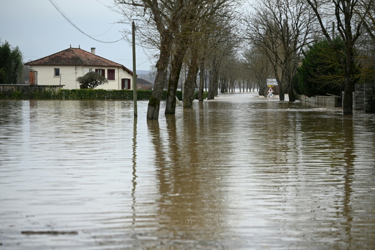 La crue de la Garonne inonde les rues de Tonneins dans le Lot-et-Garonne, le 13 février 2026