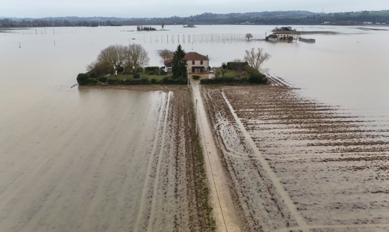 Maison encerclée par les eaux de la Garonne en crue à Bourdelles, le 23 février 2026