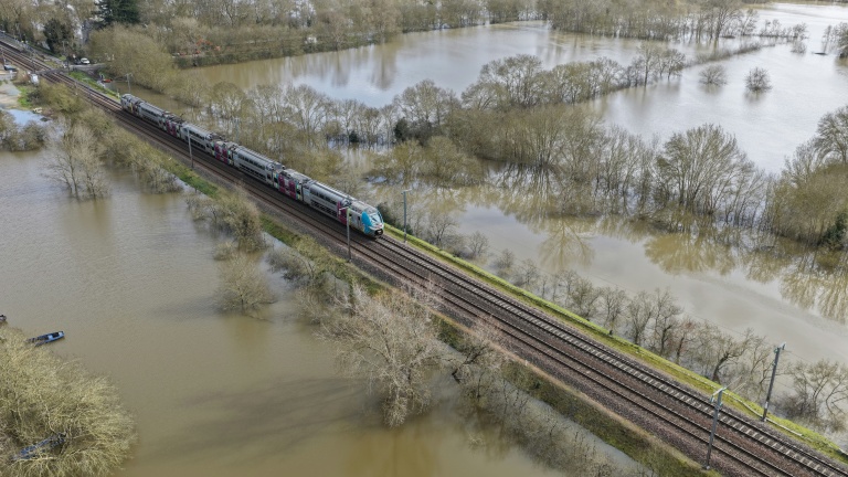 Vue aérienne d'un TER circulant sur une voie entourée de champs inondés, à Savennières, dans le Maine-et-Loire, le 17 février 2026