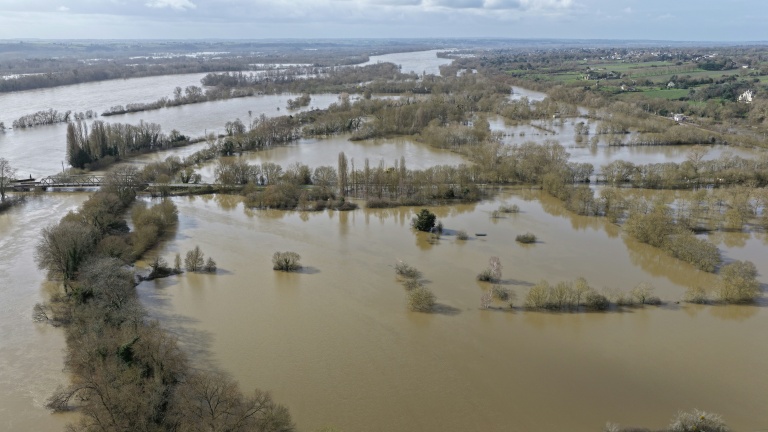 Vue aérienne de champs inondés par la Loire en crue, le 17 février 2026 près de Denée, dans le Maine-et-Loire