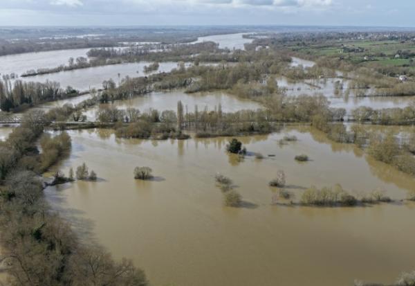 Vue aérienne de champs inondés par la Loire en crue, le 17 février 2026 près de Denée, dans le Maine-et-Loire