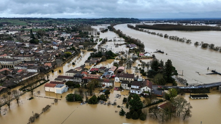 Cette photographie aérienne montre Cadillac-sur-Garonne inondée par la Garonne, dans le sud-ouest de la France, le 16 février 2026