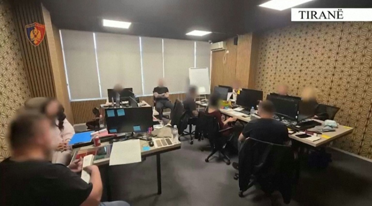 Cette image, tirée d'une vidéo diffusée par la police albanaise, montre des opérateurs dans un centre d'appels soupçonné d'être impliqué dans une escroquerie liée aux cryptomonnaies, à Tirana, en avril 2026