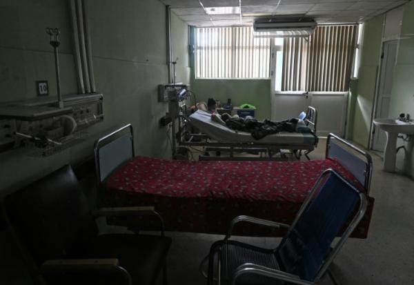 Une femme s'occupe de son fils à l'hôpital cardio-pédiatrique William Soler, l'un des bénéficiaires de l'aide humanitaire acheminée à Cuba depuis le Mexique par la flottille Nuestra America, le 24 mars 2026 à La Havane