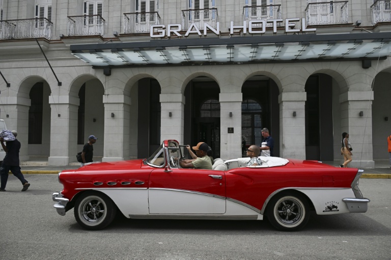 Une vieille voiture américaine passe devant le  Gran Hotel Bristol à La Havane, le 3 juin 2026 à Cuba