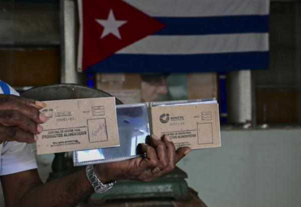 Un carnet de rationnement dans une épicerie à prix subventionnée, appelée "bodega", à La Havane, le 5 octobre 2026 à Cuba