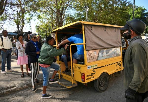 Des personnes font la queue pour monter dans un triporteur électrique à La Havane, Cuba, le 13 février 2026