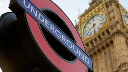 deux jeunes hackers, à l'origine d'une cyberattaque contre les transports londoniens, condamnés jeudi à de la prison ferme au Royaume-Uni pour l'une des plus vastes fuites de données du pays