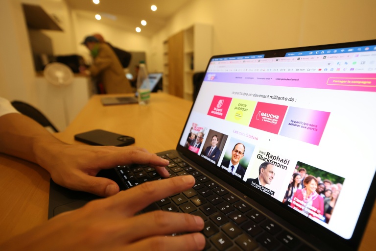 Une personne vote en ligne pour la primaire de la gauche sociale-démocrate à Paris, le 9 octobre 2026