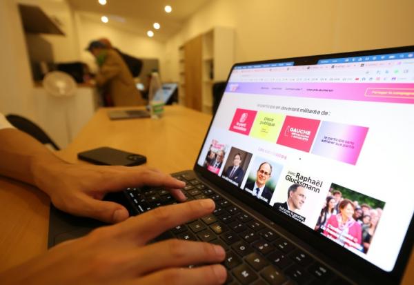 Une personne vote en ligne pour la primaire de la gauche sociale-démocrate à Paris, le 9 octobre 2026