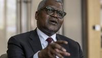 Aliko Dangote, PDG du groupe nigérian Dangote, discute le 29 septembre 2026 à Nairobi