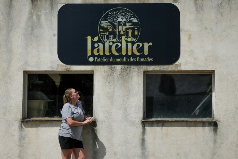 Bérengère Viltard pose devant l'atelier « Le Moulin des Fumades » à Payrignac, dans le sud-ouest de la France, le 12 août 2025