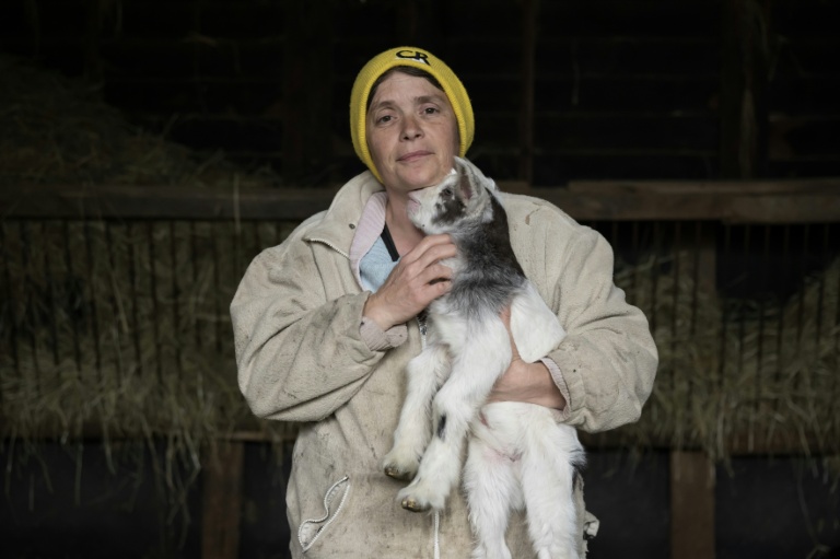 L'agricultrice Dominique Raud pose pour une photo dans son exploitation à Herran, dans le département de la Haute-Garonne, le 13 avril 2026