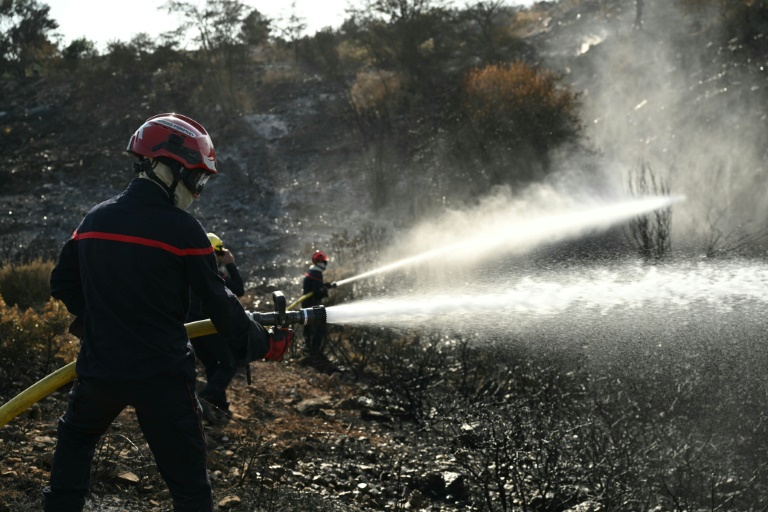 Les sapeurs-pompiers luttent pour combattre ce qu'il reste de l'incendie dans l'Aude et éviter qu'il ne reparte, à Albas, le 9 août 2025