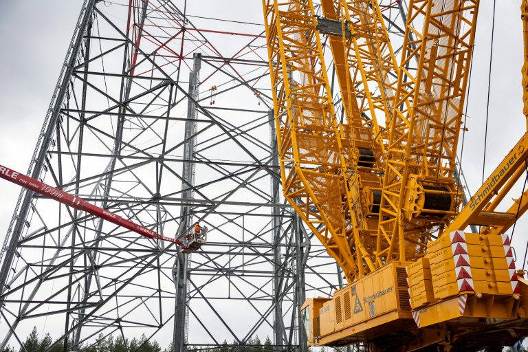 Des travailleurs sur le site de construction de la plus haute éolienne du monde à Schipkau, en Allemagne, le 13 mai 2026