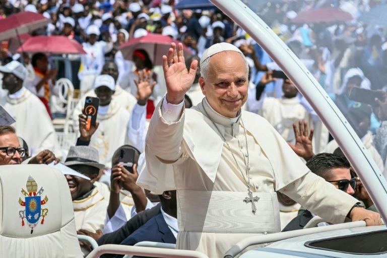 Le pape Léon XIV à bord de la papamobile salue la foule à son arrivée pour célébrer une messe sur l'esplanade de Saurimo, le 20 avril 2026 en Angola
