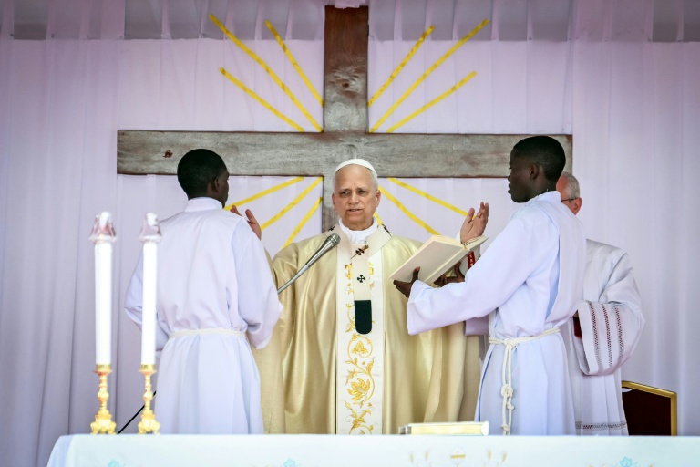 Le pape Léon XIV (c) célèbre la messe sur l'esplanade de Saurimo, le 20 avril 2026 en Angola