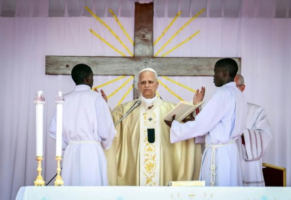 Le pape Léon XIV (c) célèbre la messe sur l'esplanade de Saurimo, le 20 avril 2026 en Angola
