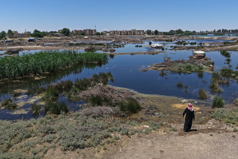 Un homme observe les dégats causés par les inondations dans la province syrienne de Raqqa, suite aux récentes crues de l'Euphrate, le 30 mai 2026