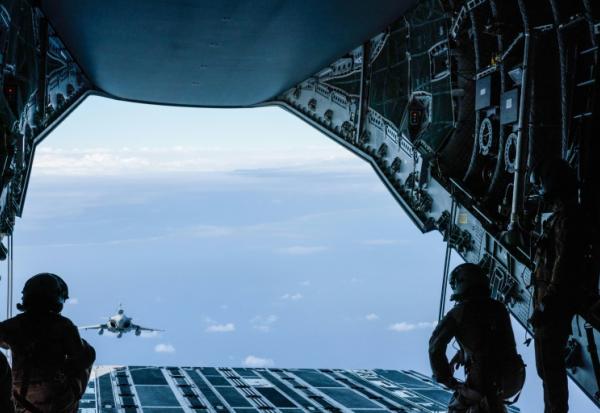 Un chasseur Rafale vole près d'un Airbus A400M au-dessus du détroit de la Sonde le 24 juillet 2024 lors de la mission française Pégase 2024