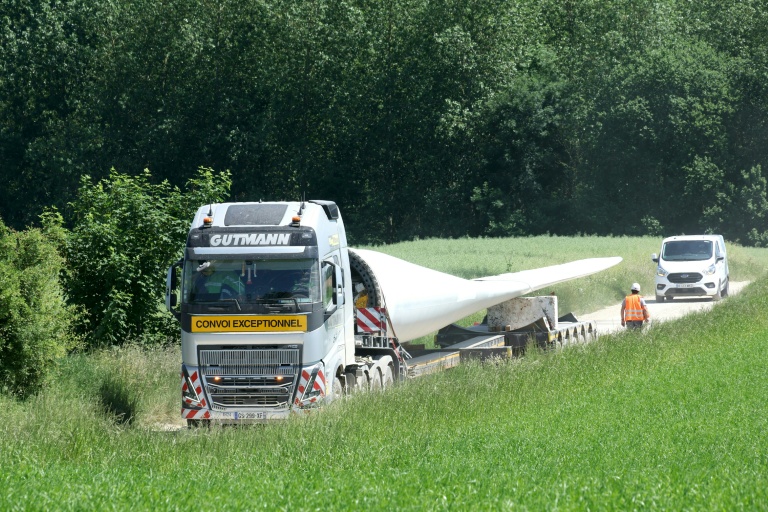 Un semi-remorque apporte une pale d'éolienne à Fienvillers (Somme), le 27 mai 2026