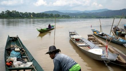 Le pêcheur Somdet Singthong pousse son bateau dans le Mékong, près de Chiang Saen, dans le nord de la Thaïlande, le 4 juin 2026