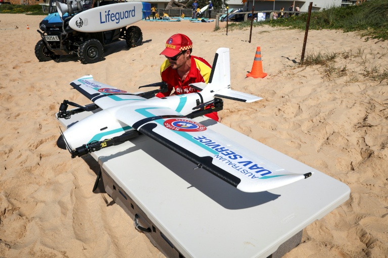 Le secouriste Oliver Heys prépare un grand drone de surveillance sur une plage à Sydney, le 1er octobre 2025