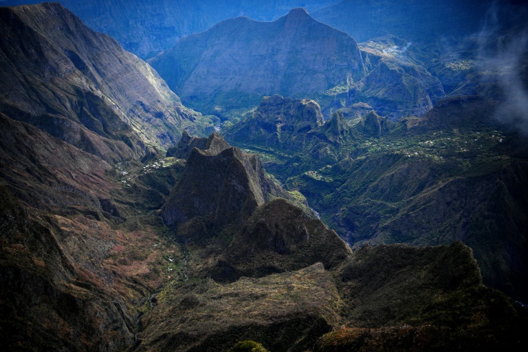 Le cirque de Mafate vu depuis les hauteurs de Saint-Paul, à La Réunion, le 27 février 2022