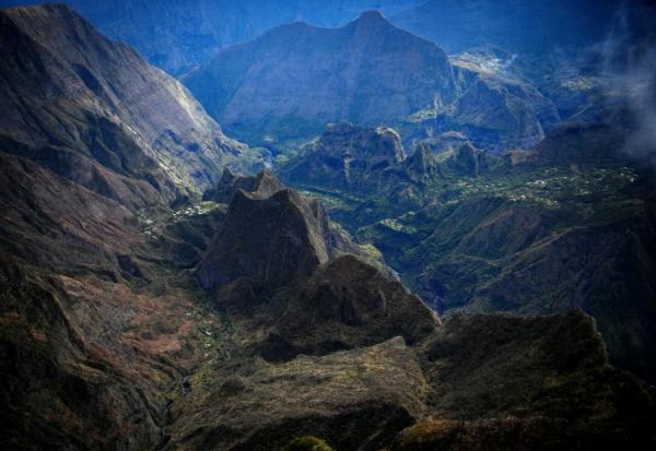Le cirque de Mafate vu depuis les hauteurs de Saint-Paul, à La Réunion, le 27 février 2022