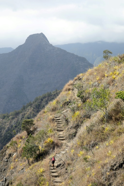 Un coureur d'ultramarathon sur un sentier du cirque de Malfate, le 18 octobre 2019