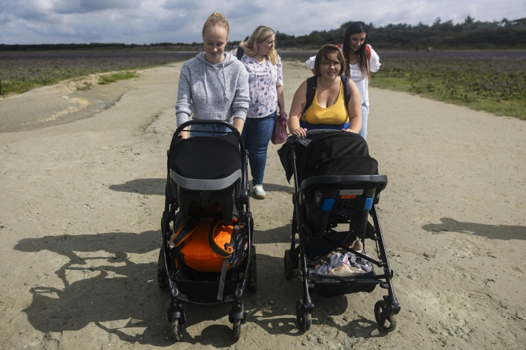 Anne-Marie (à droite), 16 ans, mère d'un bébé de 6 mois, se promène avec Lou-Anne, 17 ans, et son bébé de 11 mois, dans la réserve naturelle de la baie de Somme, le 30 juillet 2025