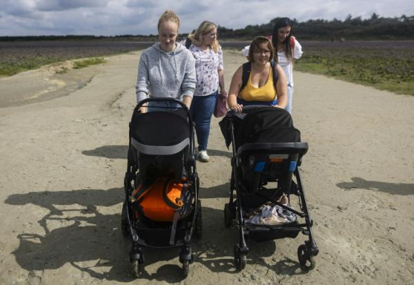 Anne-Marie (à droite), 16 ans, mère d'un bébé de 6 mois, se promène avec Lou-Anne, 17 ans, et son bébé de 11 mois, dans la réserve naturelle de la baie de Somme, le 30 juillet 2025