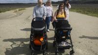 Anne-Marie (à droite), 16 ans, mère d'un bébé de 6 mois, se promène avec Lou-Anne, 17 ans, et son bébé de 11 mois, dans la réserve naturelle de la baie de Somme, le 30 juillet 2025