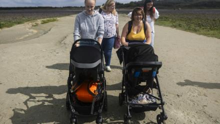 Anne-Marie (à droite), 16 ans, mère d'un bébé de 6 mois, se promène avec Lou-Anne, 17 ans, et son bébé de 11 mois, dans la réserve naturelle de la baie de Somme, le 30 juillet 2025