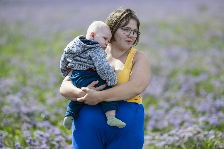 Anne-Marie et son bébé au Crotoy, dans la baie de Somme, le 30 juillet 2025