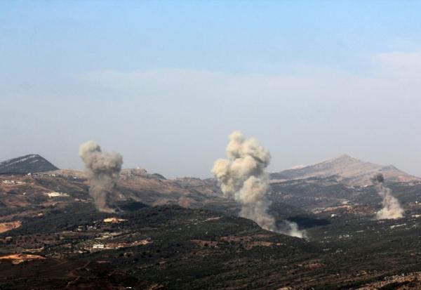 De la fumée s'élève après des frappes israéliennes aux alentours du village de Qatrani, dans le sud du Liban, le 10 novembre 2025