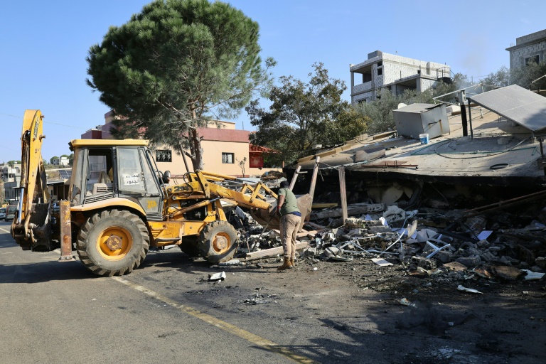 Un engin de chantier s'emploie à dégager les ruines d'un site visé par une frappe israélienne dans le village Et Taybeh dans le sud du Liban, le 7 novembre 2025