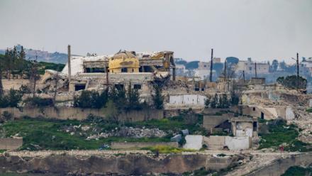 Des bâtiments détruits dans le village de Yaroun, au Liban, le 13 mars 2026