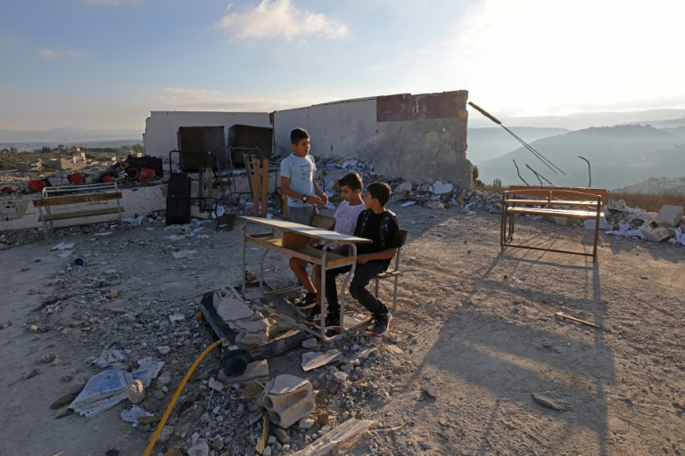 Des élèves devant la nouvelle école toujours en chantier de Borj Qalaouiyé, après la destruction du bâtiment précédent par une frappe israélienne, lors de la rentrée des classes dans le sud du Liban, le 24 septembre 2026
