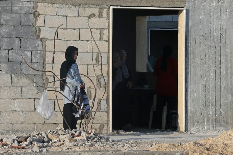 Une écolière devant la nouvelle école toujours en chantier de Borj Qalaouiyé, après la destruction du bâtiment précédent par une frappe israélienne, lors de la rentrée des classes dans le sud du Liban, le 24 septembre 2026
