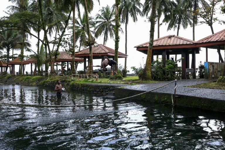 Un touriste dans la piscine de l'hôtel Seme Beach, à Limbé, le 4 octobre 2025 au Cameroun