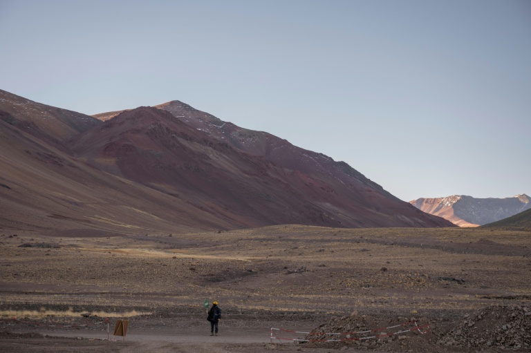 Un ouvrier sur le chantier du projet de mine de cuivre Los Azules, situé dans la cordillère des Andes à Calingasta, dans la province de San Juan, en Argentine, le 21 avril 2026