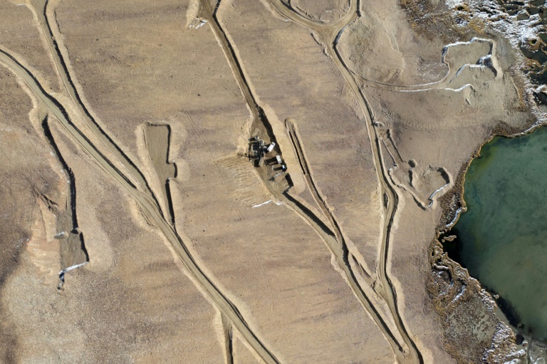 Vue aérienne des routes construites pour le projet de mine de cuivre Los Azules, situé dans la cordillère des Andes à Calingasta, dans la province de San Juan, en Argentine, le 21 avril 2026