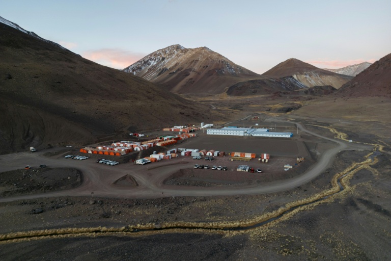 Vue aérienne du campement du projet de mine de cuivre Los Azules, situé dans la cordillère des Andes à Calingasta, dans la province de San Juan, en Argentine, le 21 avril 2026