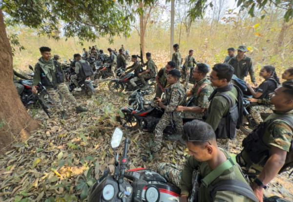 Des paramilitaires, membres des Gardes de la réserve de district (DRG), lors d'un entraînement à leur base de Dantewada, dans le district de Bastar de l'Etat de Chhattisgarh, le 16 mars 2025 dans le centre de l'Inde